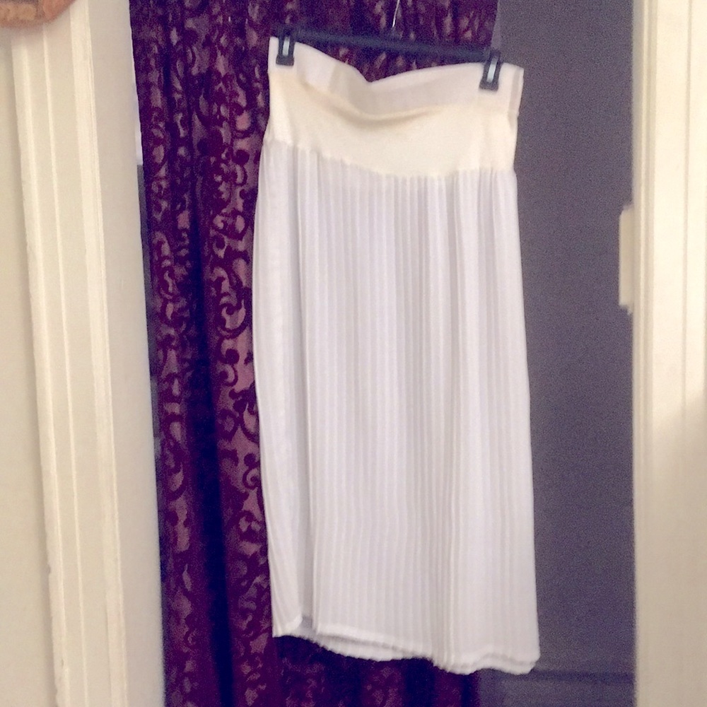 Boutique White pleated hand-made skirt with elasticized waist